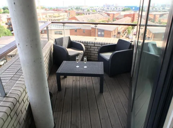 Luxury 2 Bed Penthouse Apartment Near Station