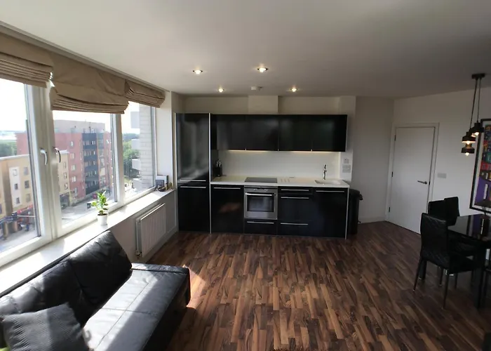 Luxury 2 Bed Penthouse Apartment Near Station