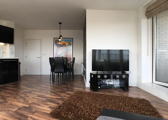 Luxury 2 Bed Penthouse Apartment Near Station